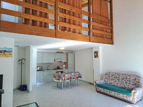 een woonkamer en een keuken met een bank en een tafel bij Bonaventura Appartamenti 12345 Agriturismo Gardola Centro Storico in Tignale