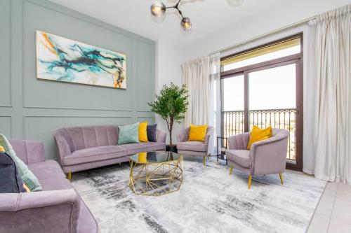 O zonă de relaxare la Luxury 2BR Apartment with Iconic Burj Al Arab View from the Swimming Pool