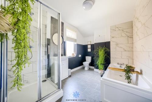 a bathroom with a shower and a toilet and a sink at Doncaster Large Luxury 3 Bedroom House, Sleeps 8, City Centre, Racecourse, Free Parking, by EMPOWER HOMES in Doncaster