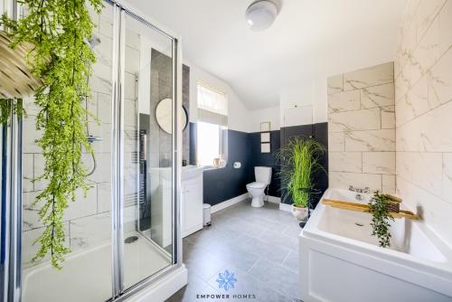 ein Badezimmer mit Dusche, Toilette und Waschbecken in der Unterkunft Doncaster Large Luxury 3 Bedroom House, Sleeps 8, City Centre, Racecourse, Free Parking, by EMPOWER HOMES in Doncaster