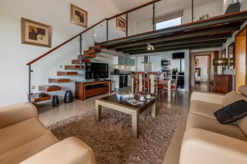 盧什的住宿－Mar da Luz Resort，客厅配有沙发和桌子