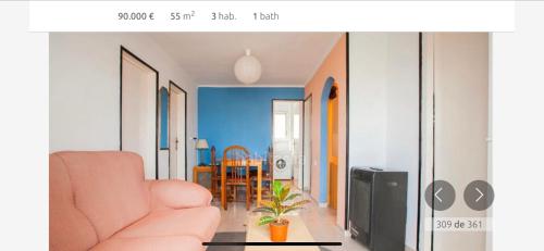 uma sala de estar com um sofá rosa e uma sala de jantar em 3 BDRM APART NEAR THE SEA! GREAT FOR KIDS! em Arenys de Mar
