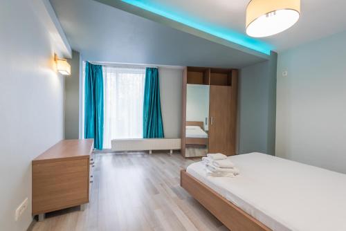 1 dormitorio con cama, tocador y espejo en Bucharest City Center Apartment, en Bucarest