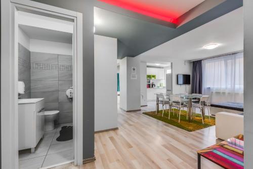 ブカレストにあるBucharest City Center Apartmentのリビングルームとダイニングルームが備わる客室です。