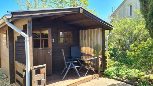 a small wooden shed with a chair in it at Ferienholzhaus Sternchen mit Terrasse in Zinnowitz