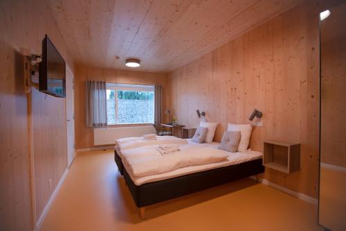 sypialnia z dużym łóżkiem w pokoju w obiekcie Skovsgård Hotel w mieście Brovst