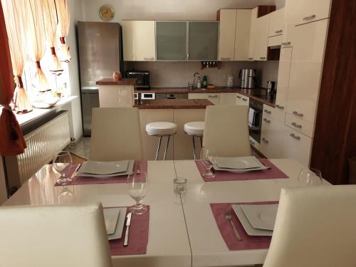 una cocina con una mesa con copas de vino. en Ferienwohnung Nella, en Amberg