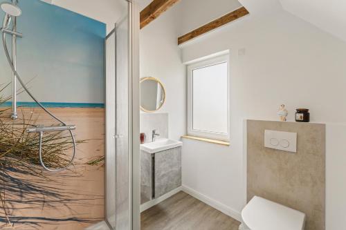 a bathroom with a shower and a sink at Huus Frieda in Krummhörn