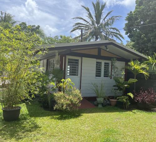 PiraePare LODGE TAHITI的院子里有植物的小房子