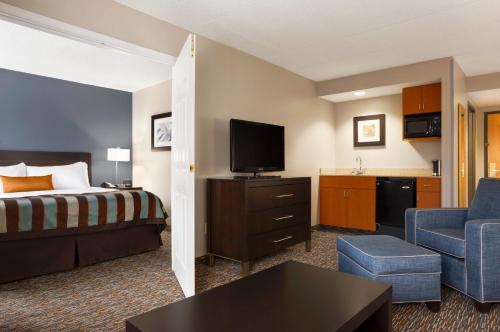 Una cama o camas en una habitación de Wingate by Wyndham Sylvania-Toledo