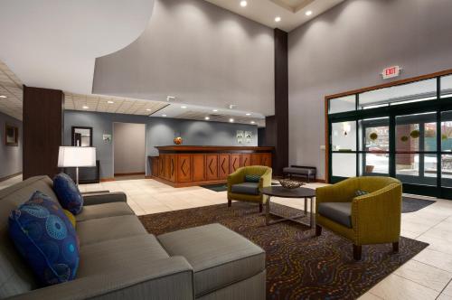 Un lugar para sentarse en Wingate by Wyndham Sylvania-Toledo
