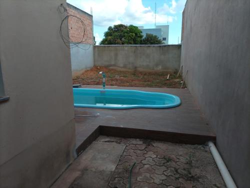a bath tub sitting in the middle of a courtyard at FlatsMedrado in Confresa