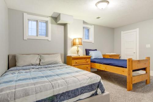 1 dormitorio con 2 camas, mesita de noche y cama sidx sidx sidx sidx sidx en Denver Vacation Rental Blocks to Washington Park, en Denver
