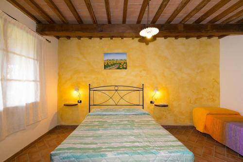 ein Schlafzimmer mit einem Bett in einem Zimmer in der Unterkunft Isolotto - Appartamento Leccio in Piombino