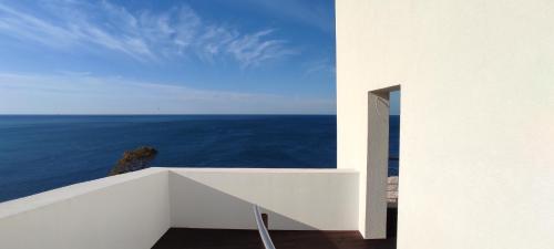 een wit gebouw met uitzicht op de oceaan bij CONTiNUUM in Ulcinj