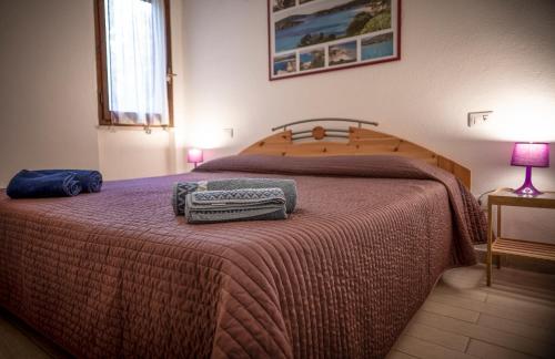 sypialnia z łóżkiem z dwoma ręcznikami w obiekcie Pinus Village Apartments 2 w Puli