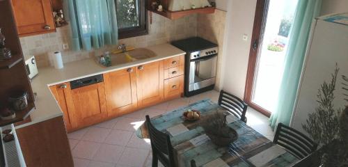 Virtuvė arba virtuvėlė apgyvendinimo įstaigoje Cozy Apollon Villa, Sea View, Next To Galaxidi
