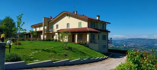 una casa en la cima de una colina en Villa Bellavista Alba, B&B, en Alba