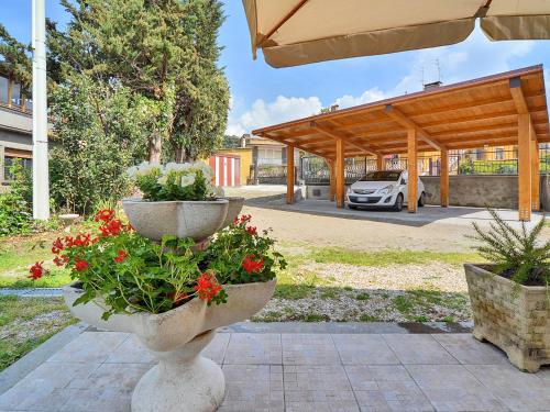 a stone planter with flowers in it in a yard at Villa Magnolia in Bolsena