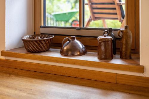 a window sill with tea pots and a bowl at Valentin36 Apartment Raschötz in Funes