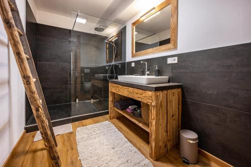 a bathroom with a sink and a shower at Valentin36 Apartment Raschötz in Funes