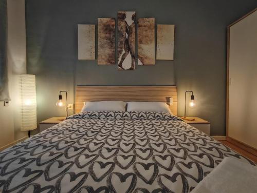 サバデイにあるLG DownTown Sabadell Apartmentのベッドルーム1室(ランプ2つ付)