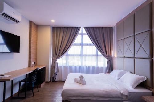 Una cama o camas en una habitación de RM Hotel Muar