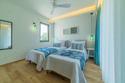 - une chambre avec 2 lits et une fenêtre dans l'établissement Carpe Diem Villa - Luxurious, 15km From The Beach, à Vederoi