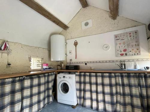 a kitchen with a washing machine in a kitchen at Gîte de la Borde in Fourilles