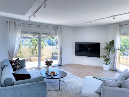 特拉維夫的住宿－TEL AVIV - Sea front Penthouse - 1604，客厅配有两张沙发和一台电视机