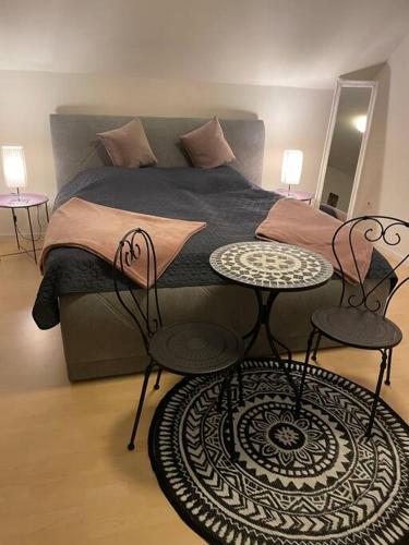 ein Schlafzimmer mit einem Bett mit zwei Tischen in der Unterkunft Urlaub im Naturschutzgebiet in Detmold