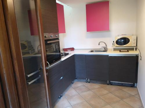 Kuchnia lub aneks kuchenny w obiekcie Villa a schiera raffinata con giardino