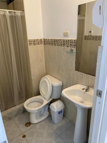 een badkamer met een toilet en een wastafel bij Hogarcito in Cuzco