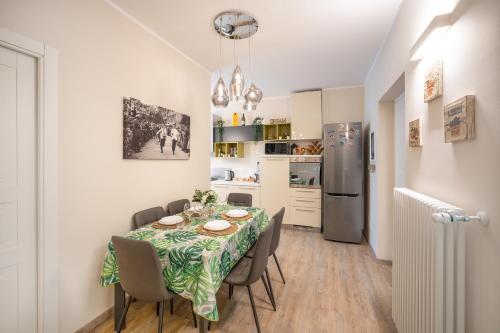 una cucina e una sala da pranzo con tavolo e sedie di Maspes house a Santa Margherita Ligure