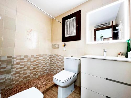 ein Bad mit einem WC und einem Waschbecken in der Unterkunft Book It Casona Apartment Moraira in Moraira