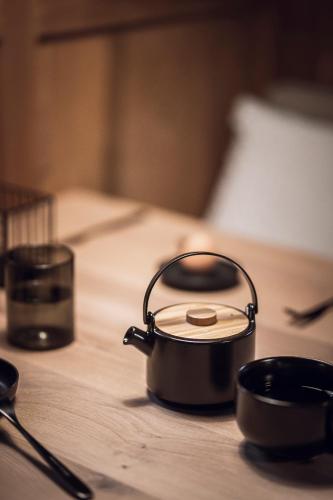 a pot sitting on top of a wooden table at Rousa little guesthouse Cosy in Rasun di Sopra