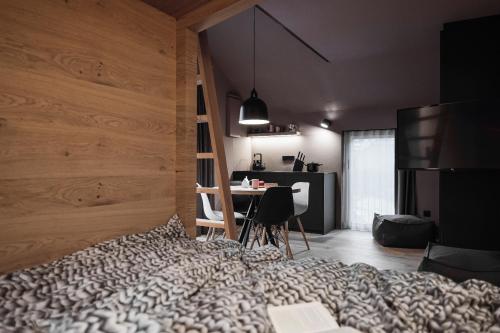 a room with a bed and a desk in a room at Rousa little guesthouse Cosy Up in Rasun di Sopra