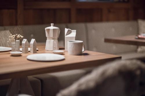 a wooden table with a coffee maker on it at Rousa little guesthouse Cosy Plus in Rasun di Sopra