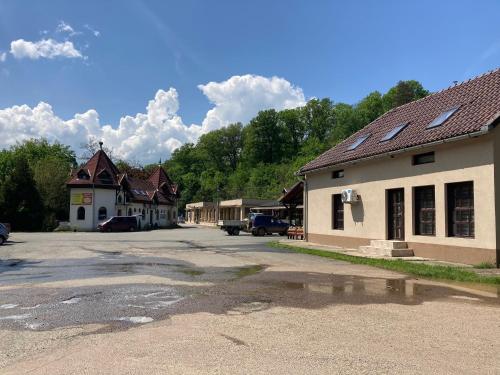 um parque de estacionamento vazio em frente a um edifício em No1 Vendégház em Parád