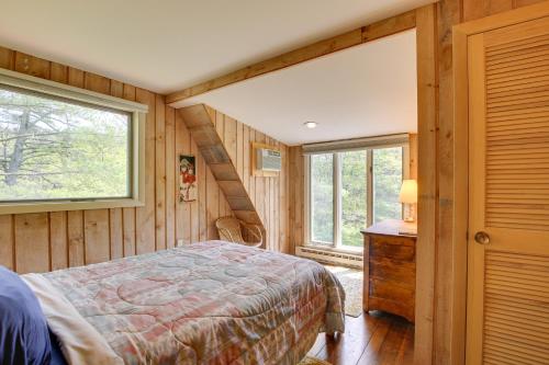 um quarto com uma cama e uma janela em Serene Salisbury Rental Home on 26 Acres with Deck! em Salisbury