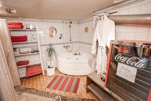 Kylpyhuone majoituspaikassa Mukava kellarihuoneisto jossa sauna ja poreallas
