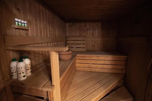 a wooden sauna with bottles at Mukava kellarihuoneisto jossa sauna ja poreallas in Pietarsaari