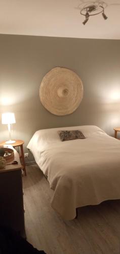 - une chambre avec un lit et un panier sur le mur dans l'établissement Appartement Sanary Portissol, à Sanary-sur-Mer