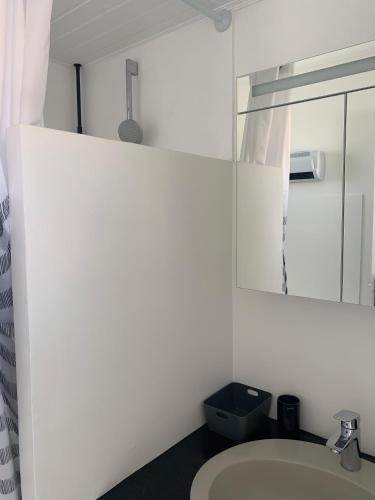 une salle de bain avec un lavabo et un miroir dans l'établissement villa Hortense, à Saint-Martin-de-Ré