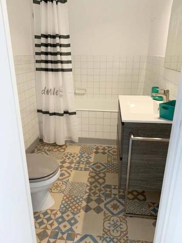une salle de bain avec toilettes et lavabo dans l'établissement Appartement en bord de mer, à Pietranera
