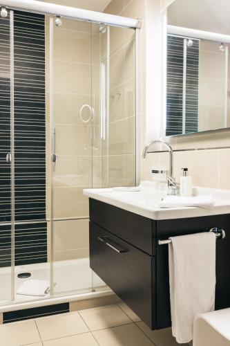 a bathroom with a sink and a shower at Consulat des Weins in Sankt Martin