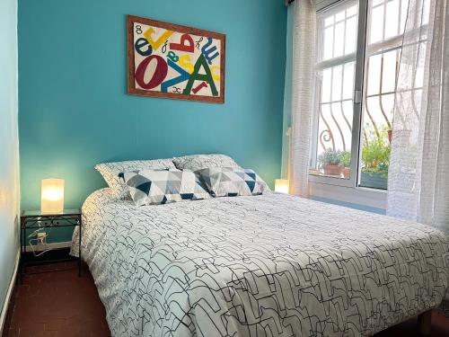 une chambre avec un lit et un mur bleu dans l'établissement Bel appartement au coeur de Sanary, à Sanary-sur-Mer