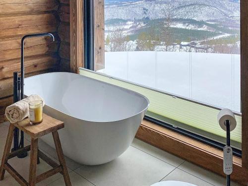 eine weiße Badewanne in einem Zimmer mit Fenster in der Unterkunft Holiday home Moen in Moen i Målselv