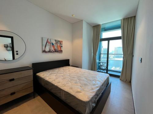 Postel nebo postele na pokoji v ubytování Nomad Home Rental - Cosy 1BR in 15 Northside Burj Khalifa & Canal view
