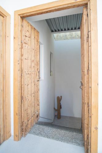 an open wooden door in a room with a guitar at Apartamentos Alcoba 13 in Sanlúcar de Barrameda